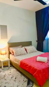 - une chambre avec un lit doté d'une couverture rouge et d'une fenêtre dans l'établissement AF Homestay 3BR Near KLIA Free Wifi Netflix, à Sepang