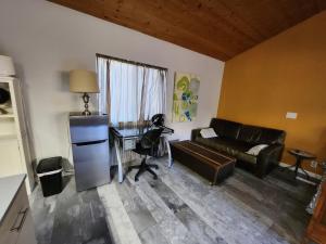 sala de estar con sofá y mesa con escritorio en Guest Suite Torrey Pines Golf, Salk, Scripp, Ucsd, en San Diego