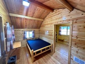Zimmer mit einem Bett in einer Holzhütte in der Unterkunft Zion Canyon Cabins in Springdale