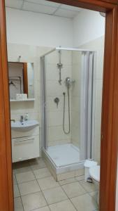 y baño con ducha, aseo y lavamanos. en Bunker degli inventori, en Foggia