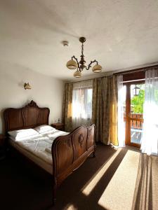 - une chambre avec un grand lit et une fenêtre dans l'établissement Dwór Sulejów, 