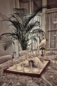 una bandeja de vasos en una mesa con una planta en Elf bed and breakfast, en Bolsward