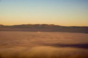 una vista de las montañas desde arriba de las nubes en El Valle Hotel Rural, en Sotillo del Rincón
