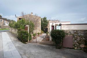 una valla con macetas al lado de un edificio en Apartamentos Rurales San Pedro, en Valencia de Alcántara