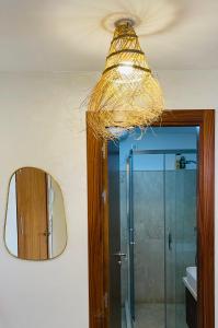 La salle de bains est pourvue d'une lampe suspendue au plafond. dans l'établissement Cozy Panoramic Charming studio with sunny terrace, à Marrakech