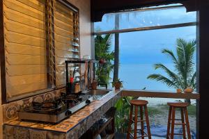 cocina con fogones, fregadero y ventana en FRONT BEACH BUNGALOW - OUTDOOR SHOWER - Working Desk en Koh Samui
