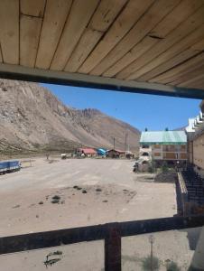 a view of a parking lot with mountains in the background at Altos Penitentes Lomas Blancas, dúplex in Uspallata