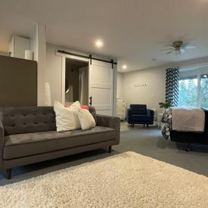 ein Wohnzimmer mit Sofa und Bett in der Unterkunft River's Edge Retreat in Clearwater