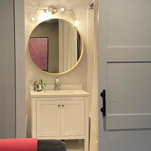 ein Badezimmer mit Waschbecken und Spiegel in der Unterkunft River's Edge Retreat in Clearwater