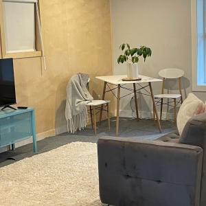 ein Wohnzimmer mit einer Couch und einem Tisch mit einer Pflanze in der Unterkunft River's Edge Retreat in Clearwater