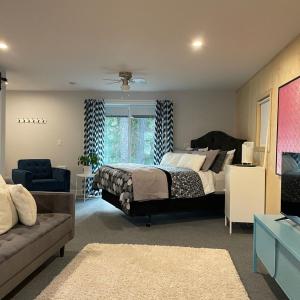 1 dormitorio con 1 cama y 1 sofá en River's Edge Retreat en Clearwater