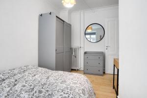 מיטה או מיטות בחדר ב-Perfectly located cozy apartment