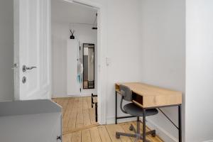 een kantoor met een bureau en een stoel in een kamer bij Perfectly located cozy apartment in Kopenhagen