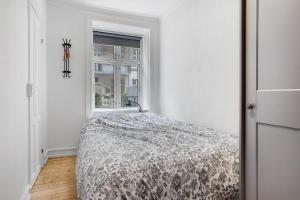 מיטה או מיטות בחדר ב-Perfectly located cozy apartment