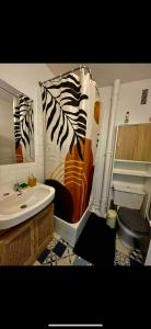 łazienka z umywalką i zasłoną prysznicową w obiekcie T2 - L'indispensable w Orleanie