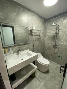bagno con lavandino, servizi igienici e specchio di square Homestay & coffee a Bắc Hà