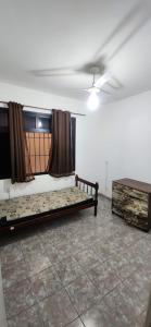 - un salon avec un canapé et une table dans l'établissement Jeremias Hostel Bar, à Vila Velha