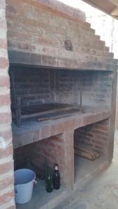 un horno de ladrillo con una pared de ladrillo en Casa Grande en Las Grutas