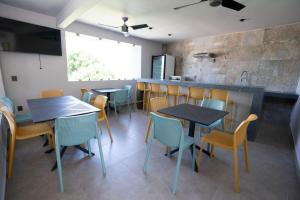 un restaurant avec des tables, des chaises et un comptoir dans l'établissement Sophie Hotel Boutique, à Santa Cruz Huatulco