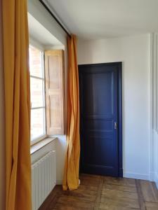 a room with a blue door and a window at ROMANESCO in Rennes
