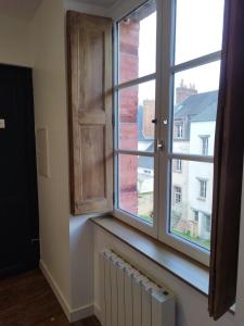 a window with a radiator in a room with a view at ROMANESCO in Rennes