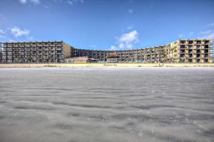 Blick auf ein Hotel vom Strand aus in der Unterkunft Beach Condo Unit #435 in Daytona Beach Shores