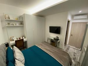 um pequeno quarto com uma cama e uma televisão em Testaccio, Alessandro Volta, camera indipendente em Roma