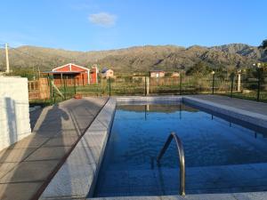 een zwembad met een kraan in het midden bij Las Madreselvas in Villa de la Quebrada