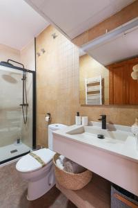 y baño con lavabo, aseo y ducha. en Apartamentos Rurales San Pedro, en Valencia de Alcántara