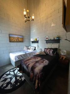 um quarto com 2 camas e uma parede em recanto do sossego. em Sinop