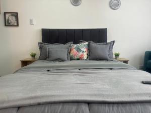 A bed or beds in a room at Hotel a resting place 1 AEROPUERTO
