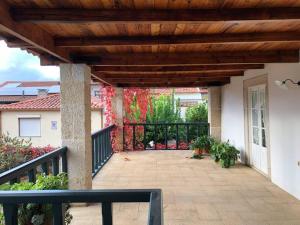 un patio al aire libre con pérgola de madera en Esquina do Visconde, Guesthouse, en Torre de Moncorvo