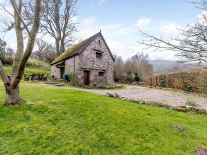 an old stone house on a grassy field at 2 Bed in Crickhowell 42920 in Llangattock