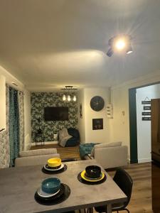 聖布里厄的住宿－The GREEN HOUSE，客厅配有桌子和沙发