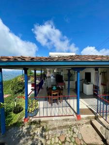 vistas a una casa con techo azul en Itaca Hostel finca Cafetera, en Belalcázar
