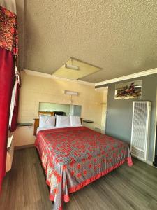 Een bed of bedden in een kamer bij Easy 8 Motel
