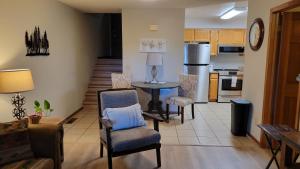 sala de estar con mesa y sillas y cocina en Peaceful Flagstaff Condo, en Flagstaff