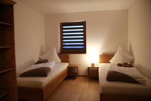 two beds in a room with a window at Ski-Baki Seka in Schruns