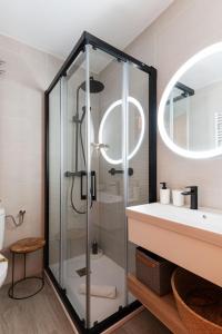 y baño con ducha acristalada y lavamanos. en Apartamentos Rurales San Pedro, en Valencia de Alcántara