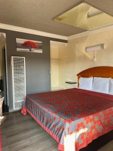 Een bed of bedden in een kamer bij Easy 8 Motel
