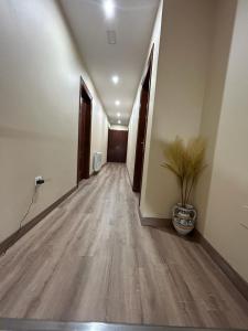 an empty hallway with a potted plant on the floor at Hotel Restaurante el Fornon in Novellana