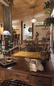 ein Wohnzimmer mit einem Sofa und einem Tisch in der Unterkunft La Cata Country House in Patones