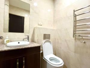 y baño con lavabo, aseo y espejo. en NS Apartments in Yerevan city centre, en Ereván