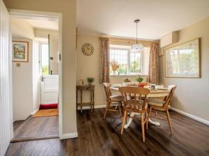 a dining room and kitchen with a table and chairs at 2 Bed in Richmond G0059 in Richmond