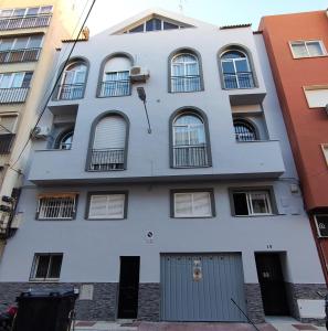 un edificio de apartamentos en la ciudad de Jerusalén en Bonito y acogedor estudio - Nice and cozy studio, en Málaga