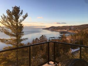 d'un balcon avec vue sur le lac. dans l'établissement Villa Villa Expérience-Villa de la Falaise, spa, à Saint-Irénée