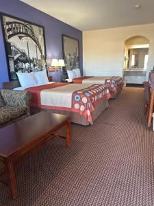 una camera d'albergo con due letti e un divano di Belleza Inn & Suites Humble / FM 1960 a Humble