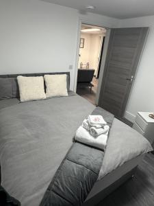 a bedroom with a bed with two towels on it at Stunning 2-flat in Leicester! in Leicester