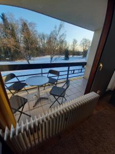 een balkon met een tafel en stoelen en uitzicht bij Ap22 Nature Ardennes Economy class apartment in La Calamine