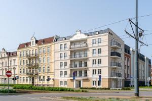 an apartment building on the corner of a street at Apartament Kameralis Old Town - klimatyzacja - balkon - winda in Elblag